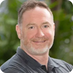 headshot of robin tatam
